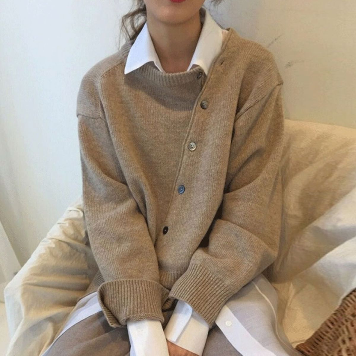 Alice - Cardigan asymétrique beige en maille douce