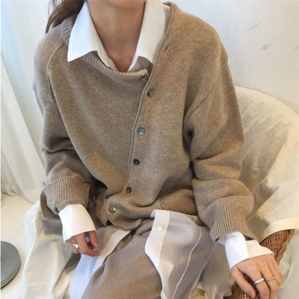 Alice - Cardigan asymétrique beige en maille douce