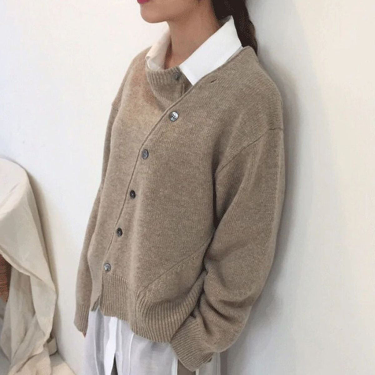 Alice - Cardigan asymétrique beige en maille douce