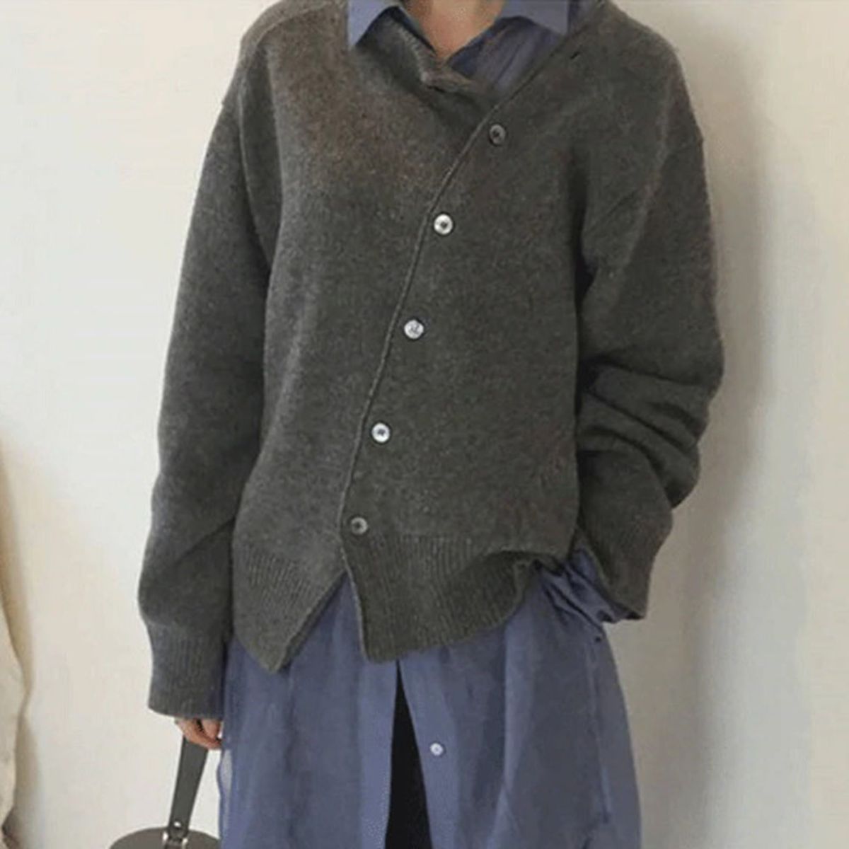 Alice - Cardigan asymétrique beige en maille douce