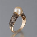 Bague Femme à Perle Ovale et Motif Ornemental