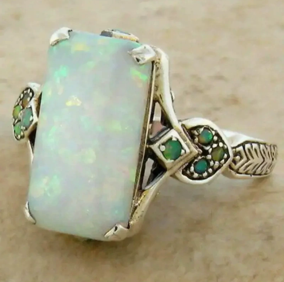 Bague Femme à Pierre Ovale aux Reflets Colorés Blanche