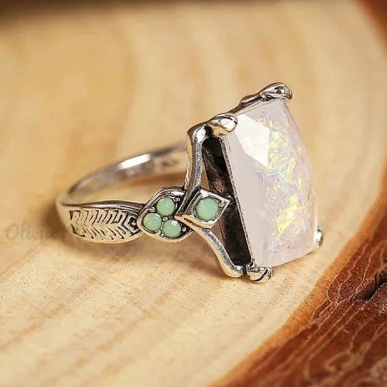Bague Femme à Pierre Ovale aux Reflets Colorés Blanche