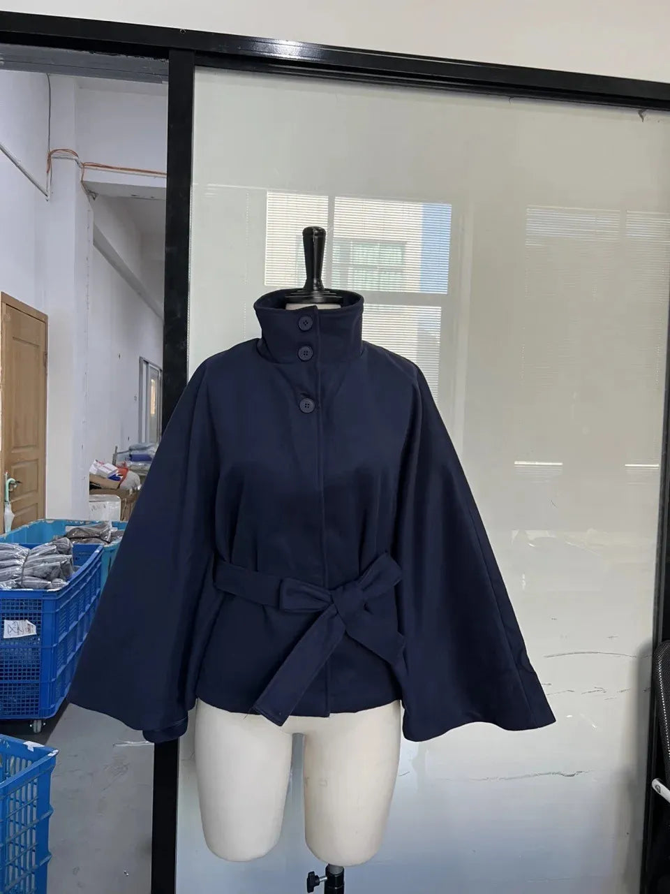 Manteau à col haut et ceinture pour femme
